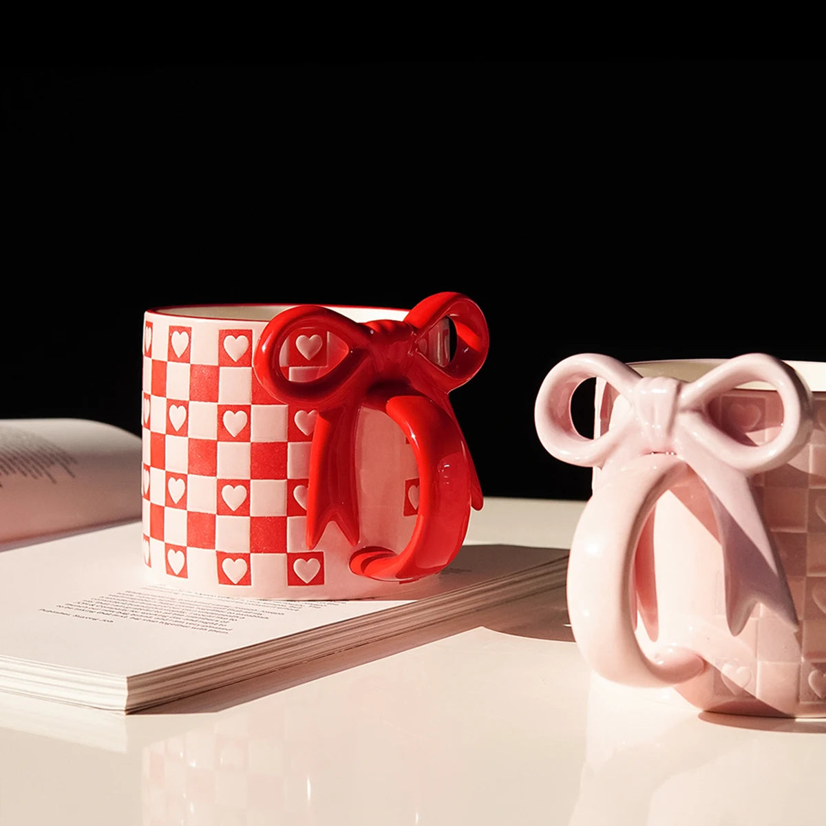 1Pc Bow Handle Heart Ceramic Mug, Creative Bow Handle Design Checkerboard Pattern Mug Coffee Cup, Suitable for Home Decoration, Daily Drinking Water, Breakfast Milk, Afternoon Tea Coffee, Coffee Shop Latte Flower Cup, Exquisi